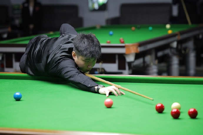 展现出他无 展现出他无